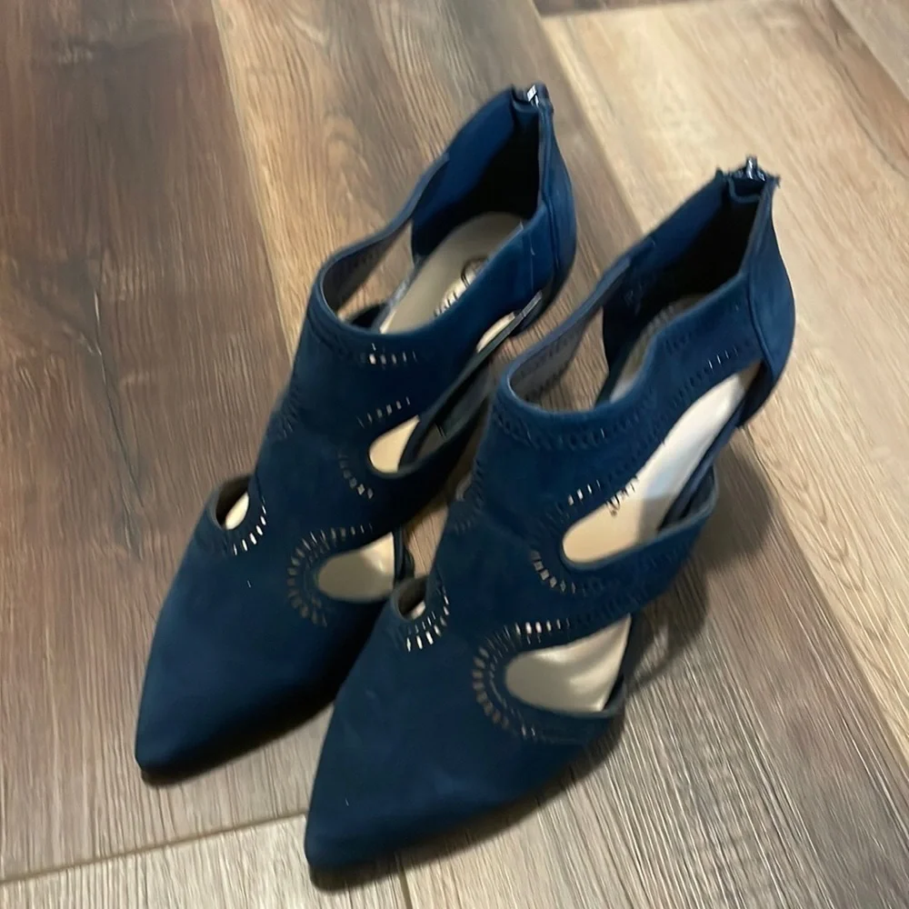 Bella Vita Hope‎ navy blue suede heels size  6.5WW cutouts